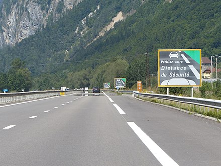 French highway, with dashed shoulder markings and sign explaining their significance