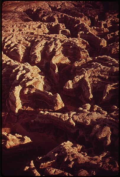 File:AERIAL VIEW OF THE MAZE, A REMOTE AND ALMOST INACCESSIBLE REGION IN THE HEART OF THE CANYONLANDS. THERE ARE NO... - NARA - 545795.jpg