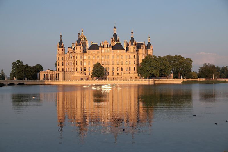 File:Abendstimmung am Schloss Schwerin.jpg