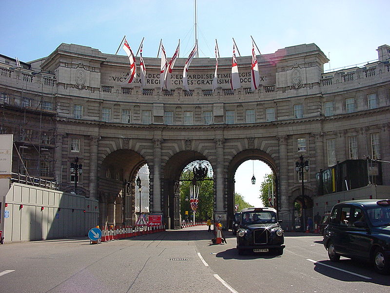 File:Admiralty Arch - panoramio - Alistair Cunningham.jpg