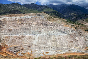 The open-pit Agarak copper mine in the town of Agarak in the southern Syunik province Agarak mine.jpg