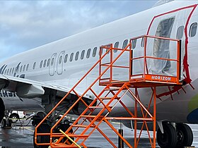 Le 737 après l'accident, la porte manquante dans le fuselage étant recouverte d'un film plastique par les enquêteurs du NTSB.