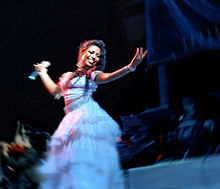 Robles, 2012'de Londra Sunfest müzik festivalinde performans sergiliyor