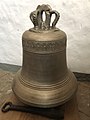 Alte Glocke neben dem Altar