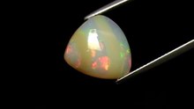 Tiedosto:Amazing Play of Color - Opal from GemSelect..webm