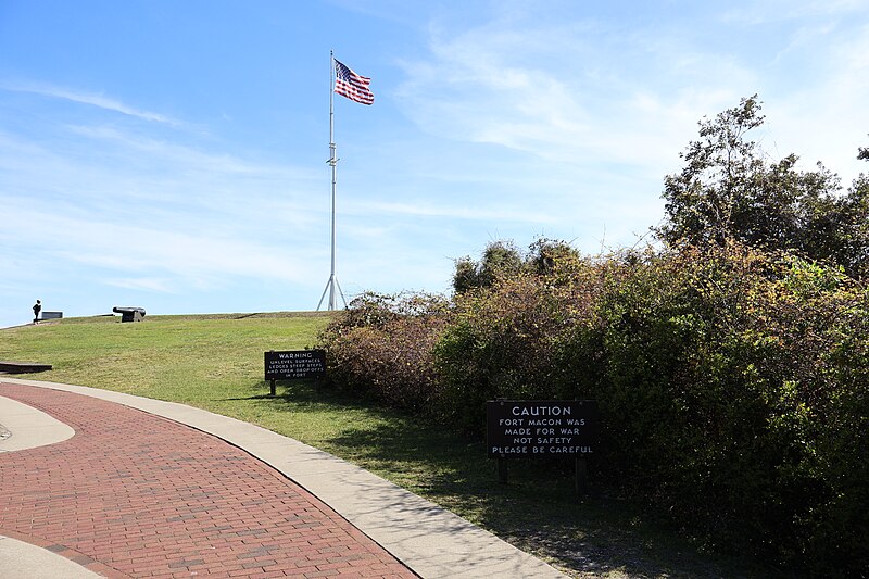 File:American Flag at Fort Macon State Park 2.jpg