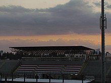 Bedeckte Tribüne gegen einen bewölkten Himmel