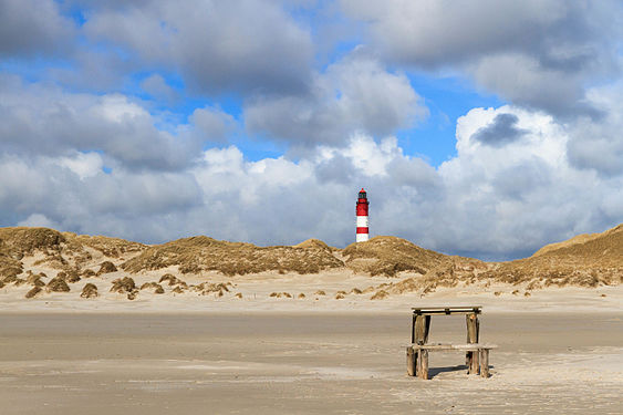 Auf dem Kniepsand. Im Hintergrund der Amrumer Leuchtturm