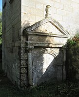 encadrement de l’ancienne porte d’entrée