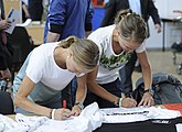 Deutsch: Bild aufgenommen in Hannover während der Einkleidung der deutschen Olympiamannschaft 2016. Anna und Lisa Hahner.