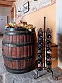 File:Antico mondo contadino - Botte e macchinetta per tappare bottiglie in azienda vinicola.jpg