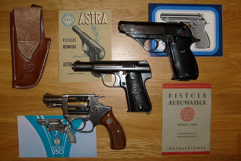 File:Armas Astra (revólver 250 y pistolas 3000 y Constable).jpg