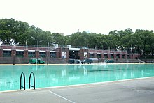 La piscina principal con la casa de baños al fondo.