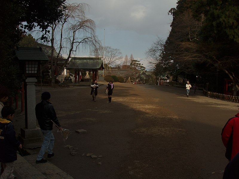 File:At the exit of sando of the Shiogama-jinja.jpg