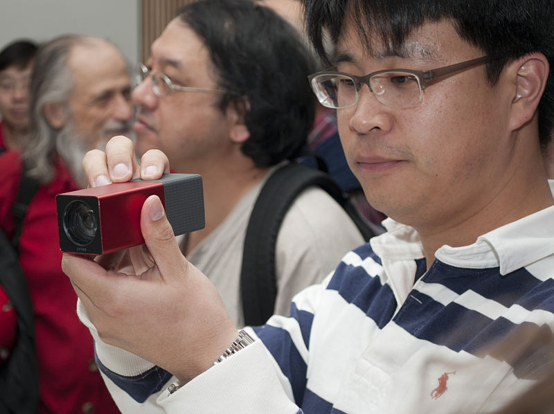 File:Attendee taking photo with Lytro light field camera (front).jpg