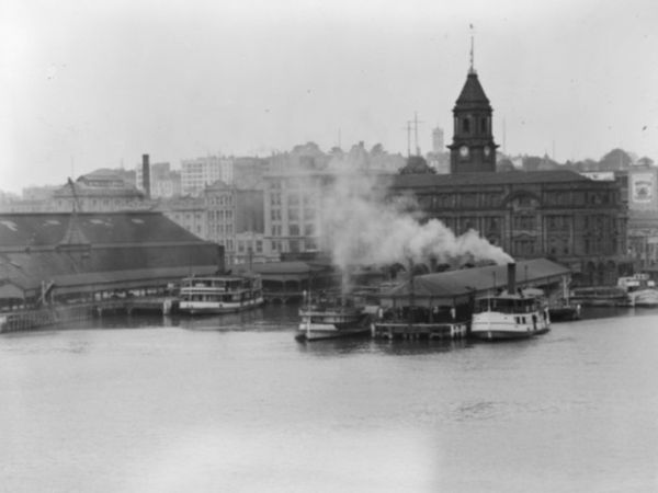 The Auckland waterfront in 1912, with steam ferries at the ferry quay.