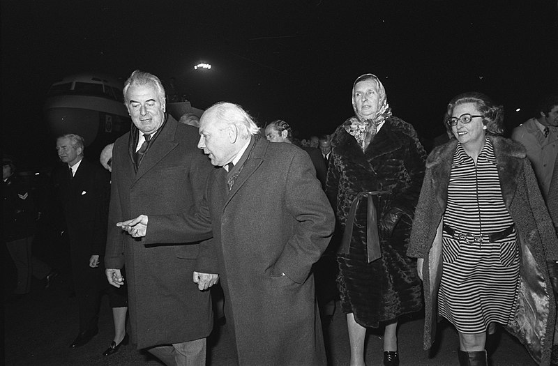 File:Australische premier Edwin G Whitlam en echtgenote op Schiphol vlnr Whitla, Bestanddeelnr 927-6729.jpg