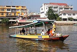 Ferry across Pa Sak River from Chao Phrom Market to Ayutthaya railway station (inside Ayutthaya Island to outside Ayutthaya Island)