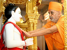 Pramukh Swami Maharaj sanctifying murtis BAPS Houston Prathista.jpg