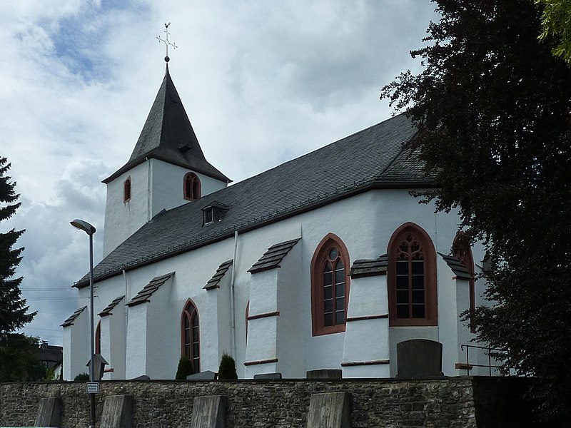 File:Baasem, Hüttenstr. 2, kath. Pfarrkirche 2, von SO.jpg