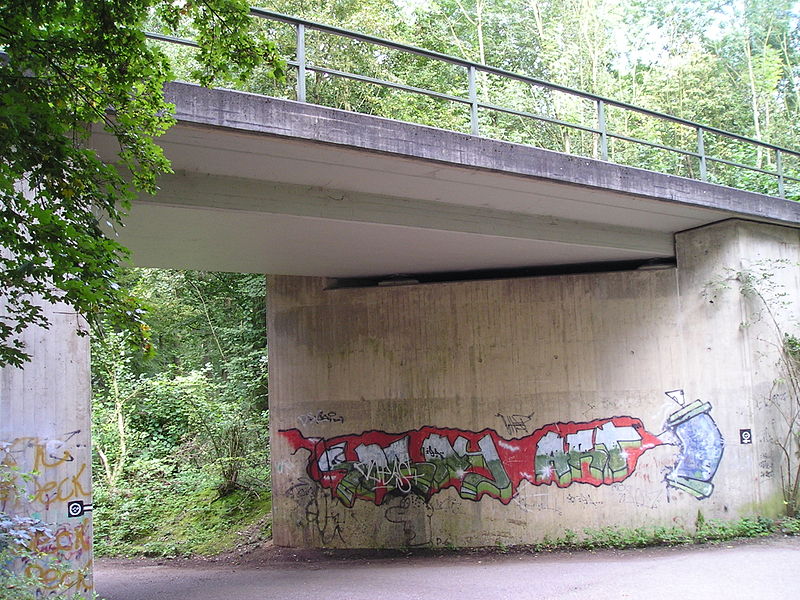 File:Bahnbrücke der Monheimer Bahn.JPG