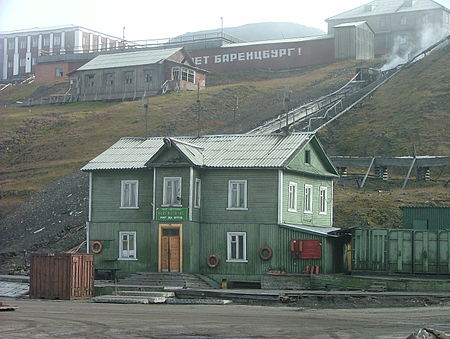 Tập_tin:BarentsburgFromDock.JPG
