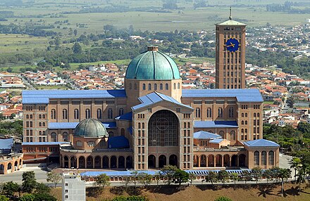 Basílica de Nossa Senhora Aparecida, no Brasil, o segundo maior templo católico do mundo[70]