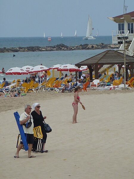 File:Beaches of Tel Aviv P1140127.JPG