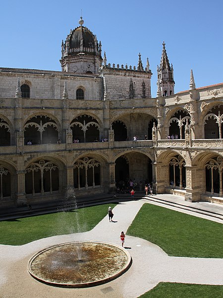 File:Belem-Mosteiro dos Jeronimos-Kreuzgang-120-Brunnen-2011-gje.jpg