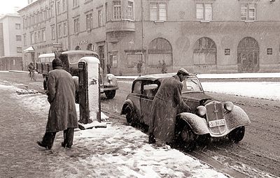 Slika:Bencinska črpalka na Trgu revolucije 1959.jpg