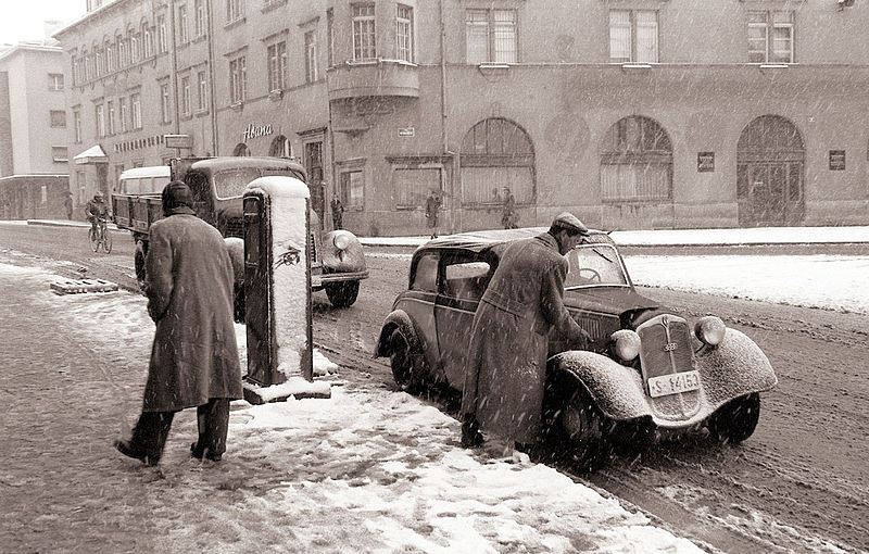 Slika:Bencinska črpalka na Trgu revolucije 1959.jpg