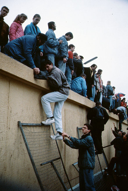 Падение стены гдр. Berlin Wall 1989. 1989 Германская стена. Берлинская стена ГДР. Падение Берлинской стены.