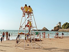 Sauveteurs et baigneurs sur la plage de la Côte des Basques à Biarritz.