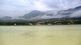 Vista del lago Gobind Sagar nel monsone