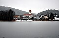 Blick über den gefrorenen Karsee zur Ortschaft Karsee