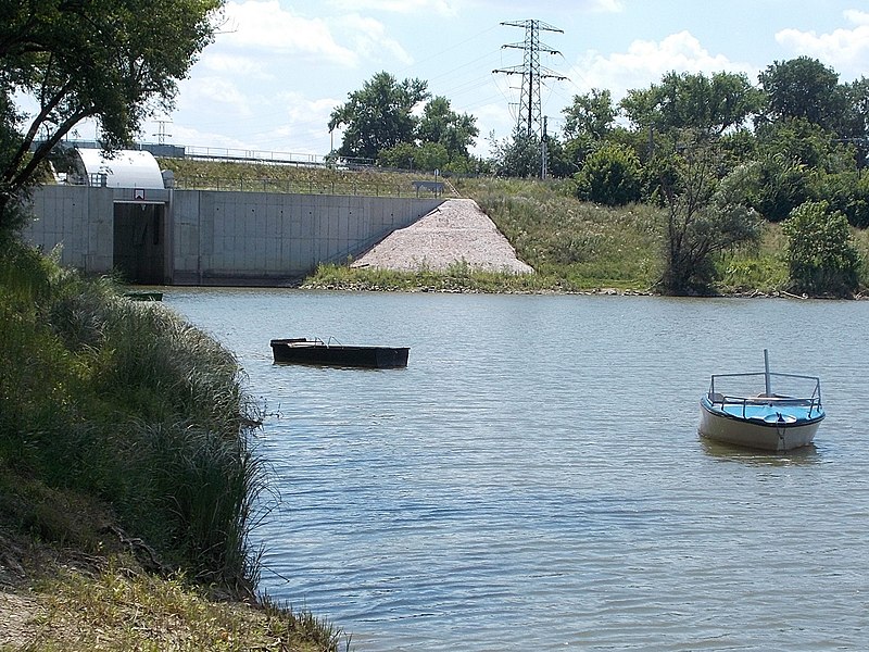 File:Boats, Likócsi flood gate, electric pylon, 2018 Győr.jpg