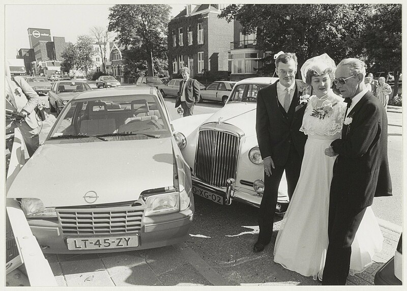 File:Botsing met trouwauto bij het gemeentehuis van Halfweg. NL-HlmNHA 54015597.JPG