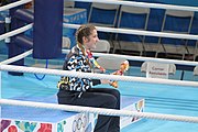 Deutsch: Boxen bei den Olympischen Jugendspielen 2018 Tag 12, 18. Oktober 2018 - Medaillenzeremonie im Leichtgewicht der Mädchen - Gold: Caroline Sara DuBois (Großbritannien), Silber: Porntip Buapa (Thailand), Bronze: Oriana Saputo (Argentinien); Medaillenübergabe durch Habu Gumel (IOC, Nigeria), Geschenkübergabe durch Raymond Silvas (USA, AIBA). English: Boxing at the 2018 Summer Youth Olympics on 18 October 2018 – Girl's Lightweight Medal Ceremony - Gold: Caroline Sara DuBois (Great Britain), Silver: Porntip Buapa (Thailand), Bronze: Oriana Saputo (Argentina); Medal handover by Habu Gumel (IOC, Nigeria), Gift presented by Raymond Silvas (USA, AIBA). Español: Boxeo en los Juegos Olímpicos Juveniles de Verano de 2018 en 18 de octubre de 2018 - Ceremonia de la Medalla de peso ligero para niñas - Oro: Caroline Sara DuBois (Gran Bretaña), Plata: Porntip Buapa (Thailand), Bronce: Oriana Saputo (Argentina); Entrega de medallas por Habu Gumel (COI, Nigeria), Regalo presentado por Raymond Silvas (EE. UU., AIBA).