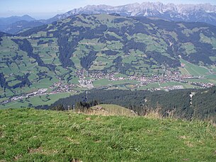 Brixen belediyesi kabaca Brixental vadisinin ortasında, arka planda Wilder Kaiser ile yer almaktadır.