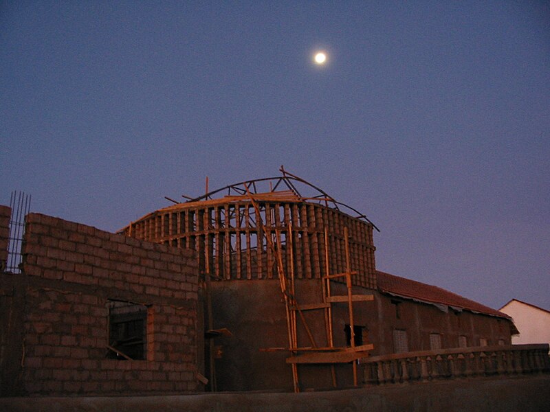 File:Building under construction in Somalia (15137377096).jpg