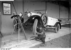 Bundesarchiv Bild 102-09407, Hebevorrichtung für Autos.jpg