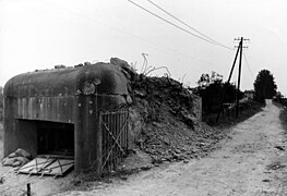 Casemate abandonnée après le pilonnage d'un de ses murs.