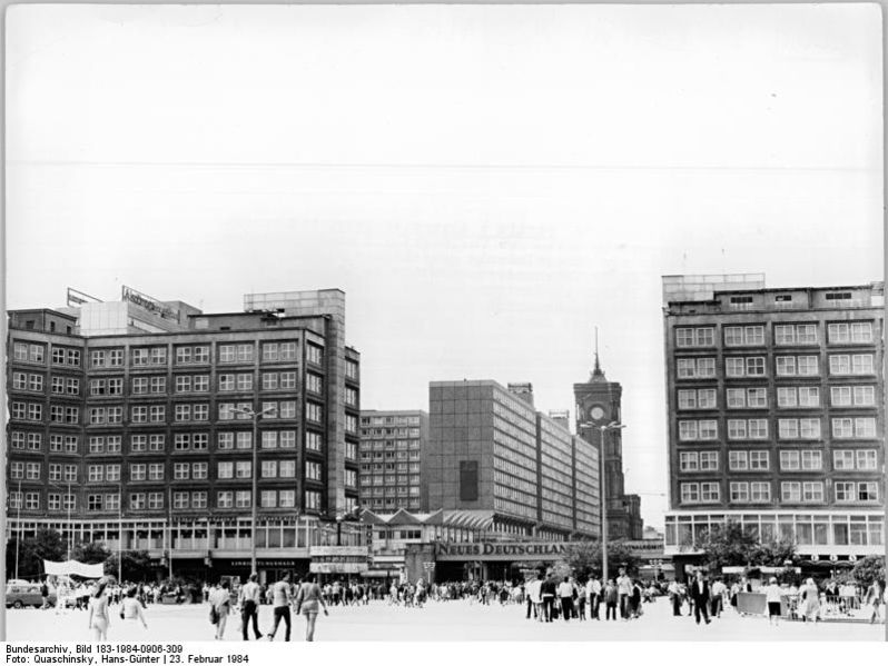 File:Bundesarchiv Bild 183-1984-0906-309, Berlin, Alexanderplatz, Rathausstraße, Rotes Rathaus.jpg