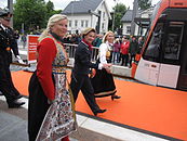Dronning Sonja (i midten) gjekk saman med byråd for miljø og byutvikling Lisbeth Iversen (til venstre) og byrådsledar Monica Mæland (til høgre) inn på bybanevogn nr. 205 klokka 12.05, 22. juni 2010