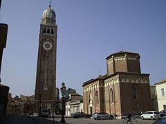 Campo del Duomo e Chiesa di San Martino.