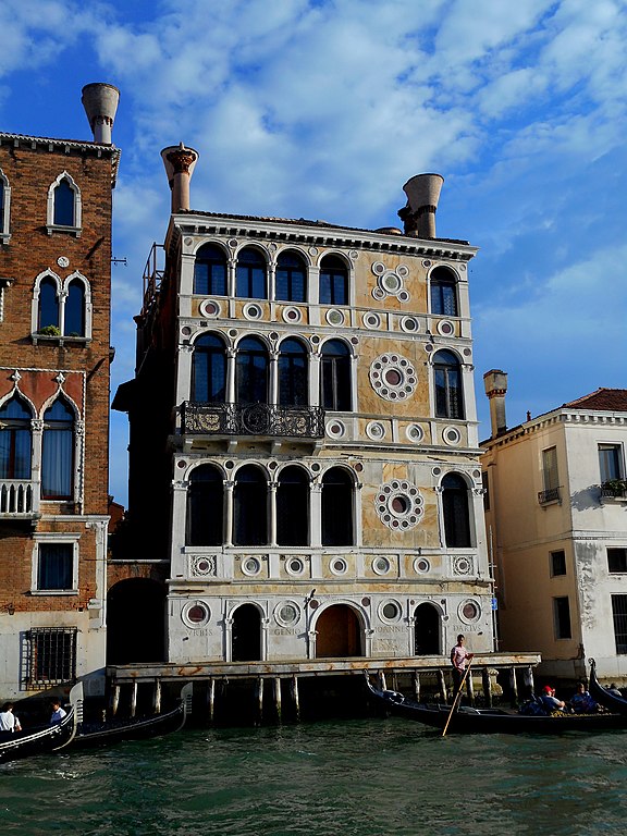 Along the Grand Canal in Venice there is this gothic palace called Palazzo Ca'Dario. For centuries the owners have met an unfortunate end and today it is most known as the most cursed palace in Venice.