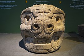 Cabeza clava en el Museo nacional Chavín.