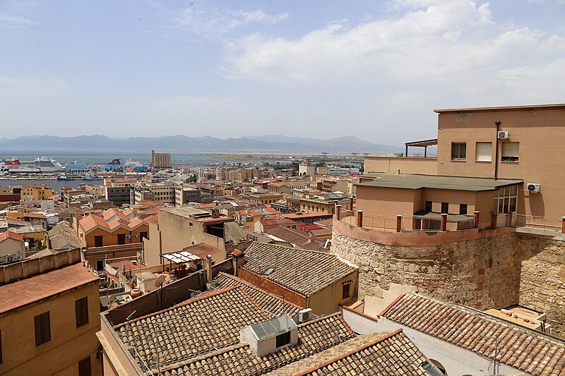 File:Cagliari, palazzo dell'università, veduta 03.jpg