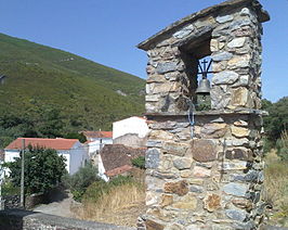 Campana de Jola con el caserío al fondo.