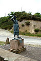 Monument dédié "à la mère de l'émigrant", sur la route conduisant au village